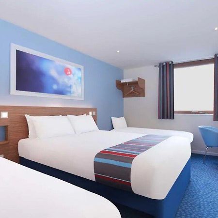Travelodge Bracknell Central Экстерьер фото