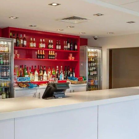 Travelodge Bracknell Central Экстерьер фото