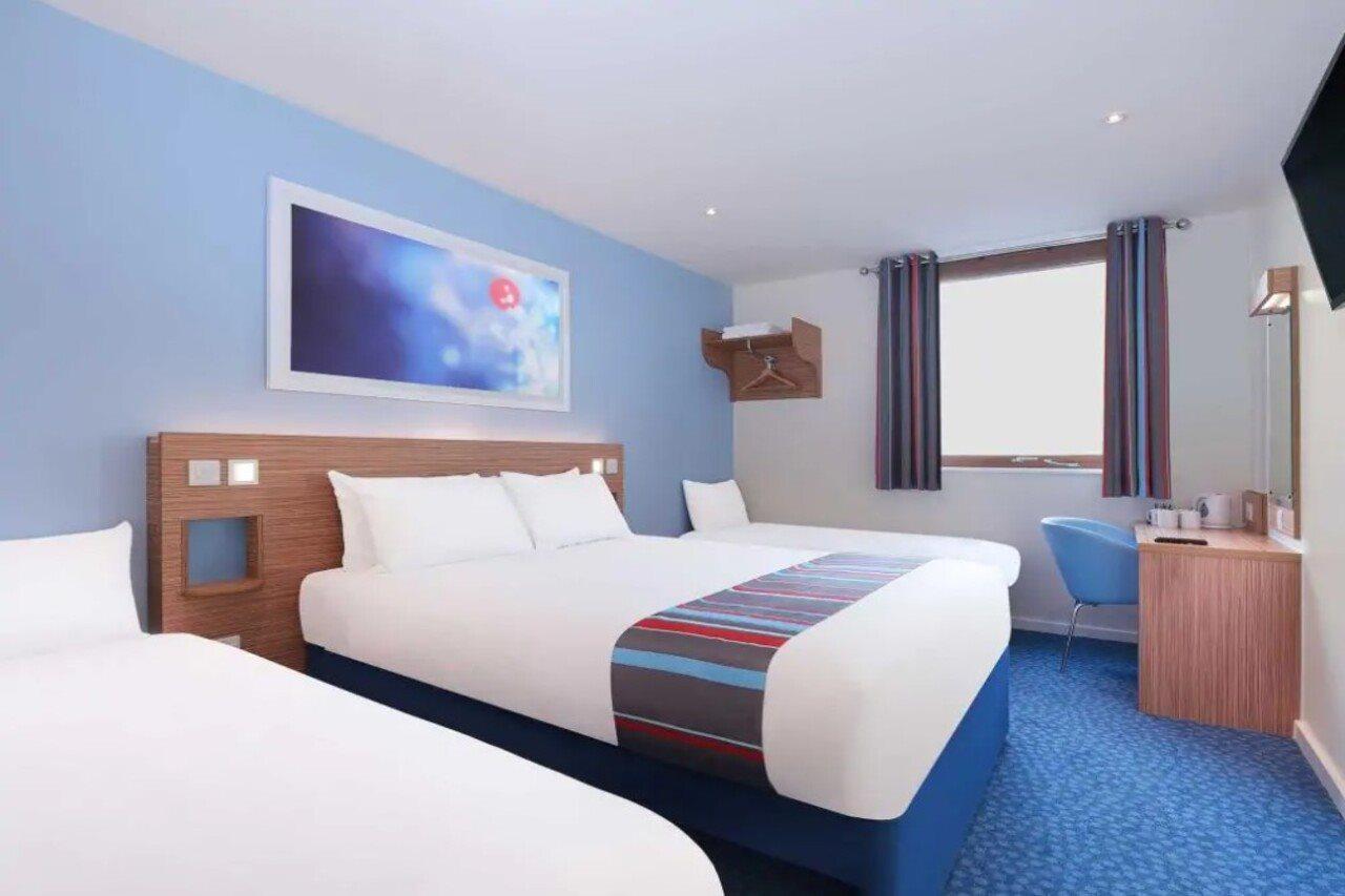Travelodge Bracknell Central Экстерьер фото