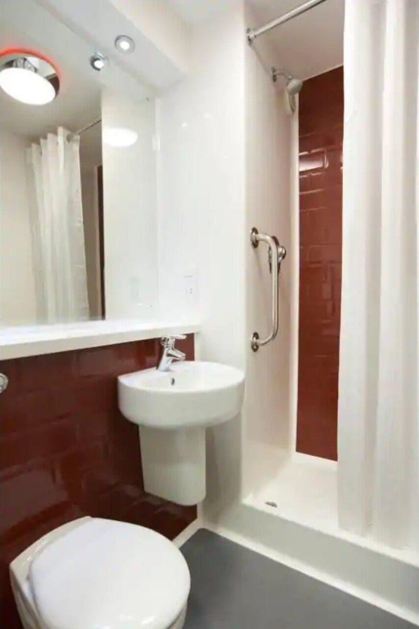 Travelodge Bracknell Central Экстерьер фото