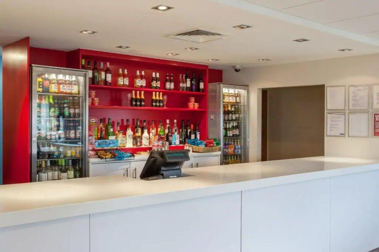Travelodge Bracknell Central Экстерьер фото