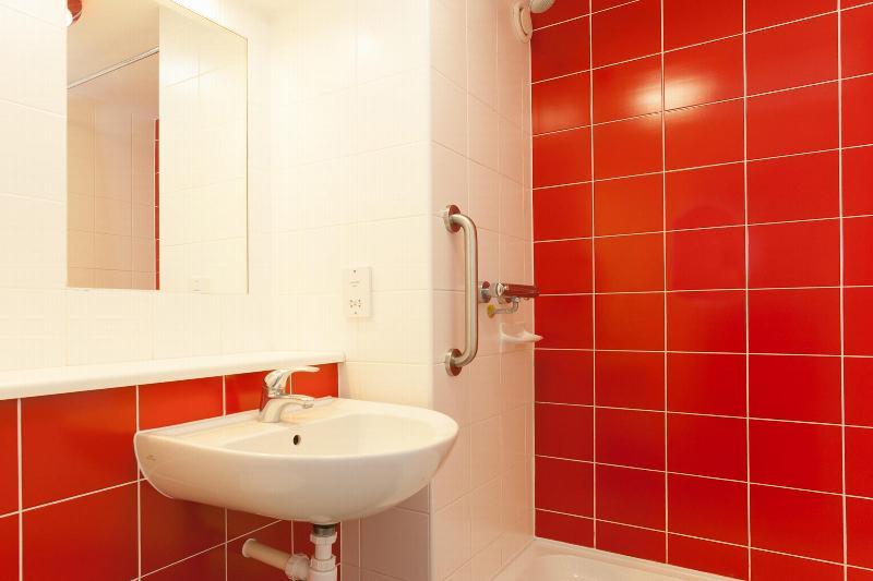 Travelodge Bracknell Central Экстерьер фото
