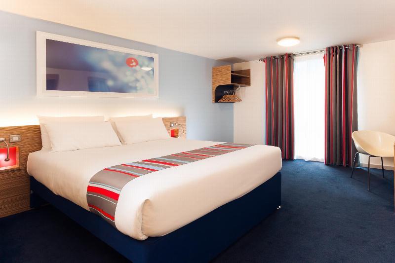 Travelodge Bracknell Central Экстерьер фото