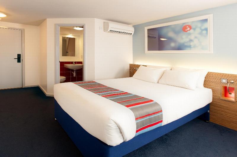 Travelodge Bracknell Central Экстерьер фото