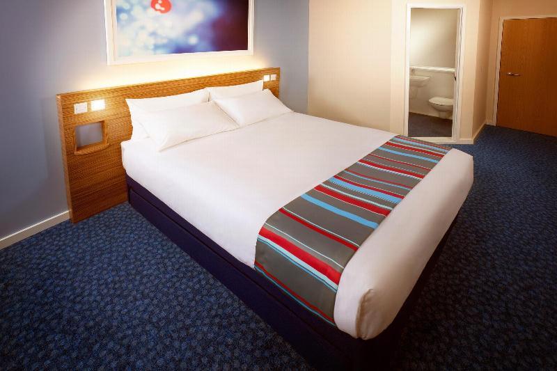 Travelodge Bracknell Central Экстерьер фото