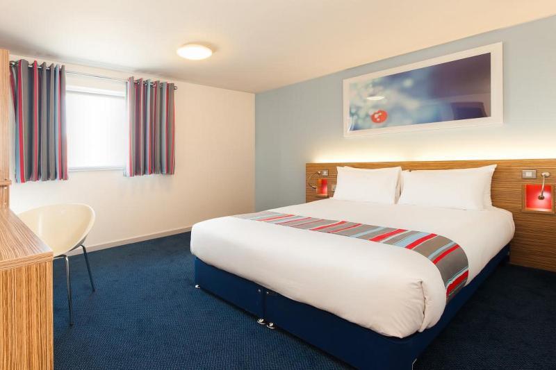 Travelodge Bracknell Central Экстерьер фото